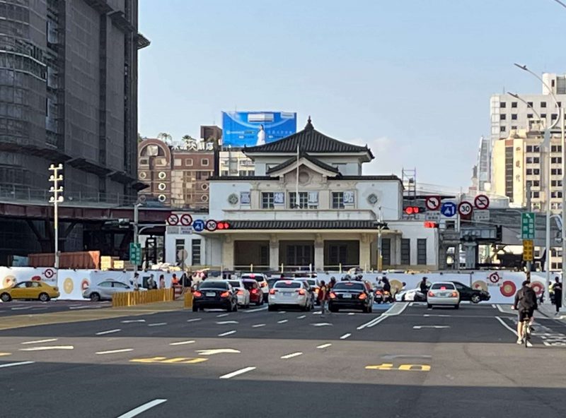 2022 03 13 02 R11高雄車站 scaled e1647442160657